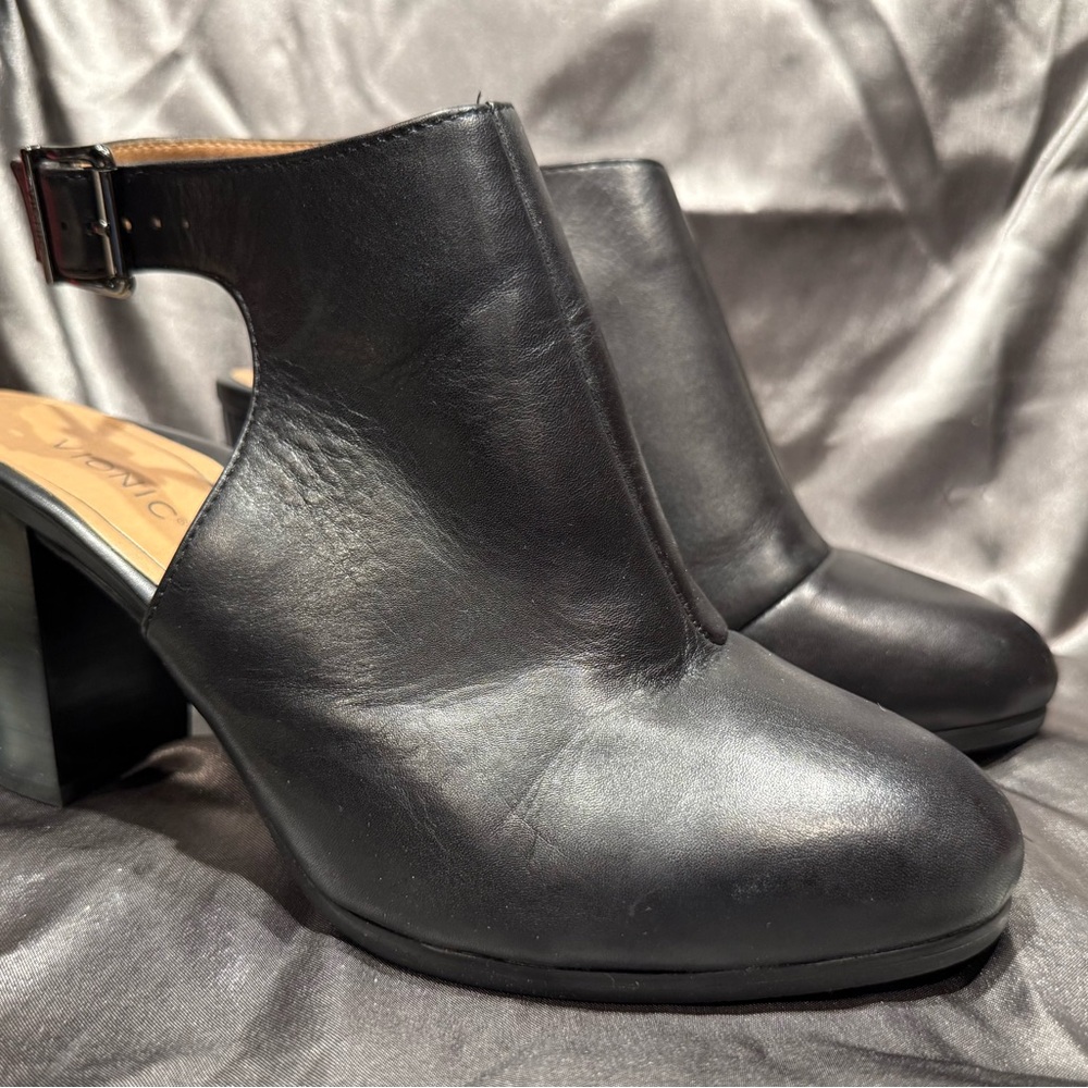 Vionic size 8.5 W 'Lacey' Black Leather Cutout Heeled Boots / Booties, Like New - Picture 6 of 10